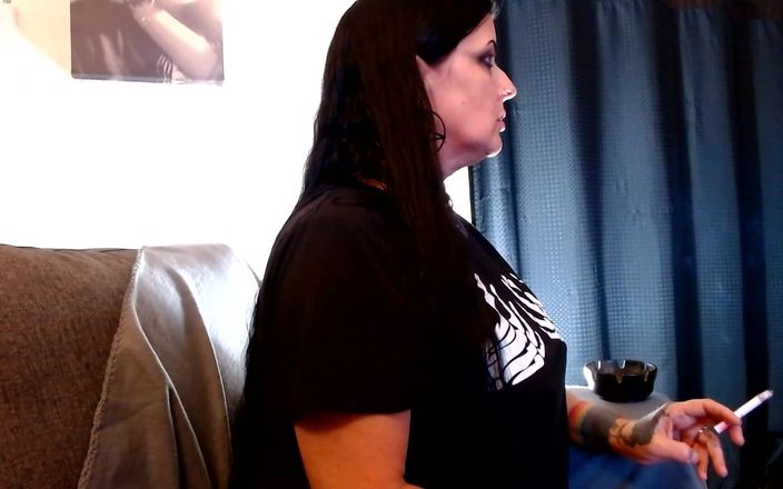 Abby Anna: MILF kouření