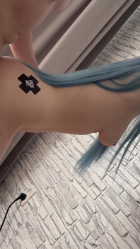 Tvarovaná dívka s chutnými stehny, kulatým zadkem a třesoucí se prsy. Špetka análu je přítomna ve videu