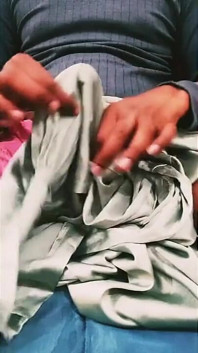 Satijnen zijden aftrekbeurt porno - klaarkomen op satijn zijdeachtige groene Salwar van Bhabhi 82