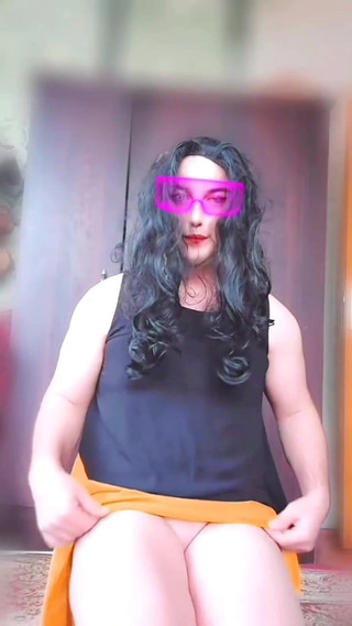 Kitty_Cross: Sissy uomo di grandi dimensioni in t shirt sexy mini...