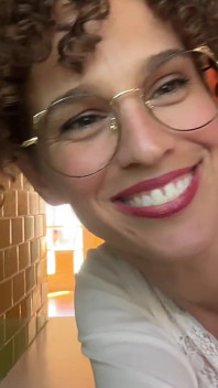 Cornea vlogger matrigna scopa ragazzo del college