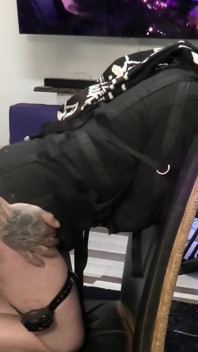 Děvka je tvrdě šukána a ponížená v svěrací kazajce