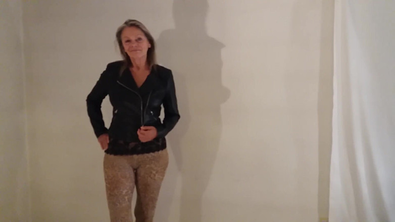 martinawest: Bunica este sexy în jambierele ei leopard