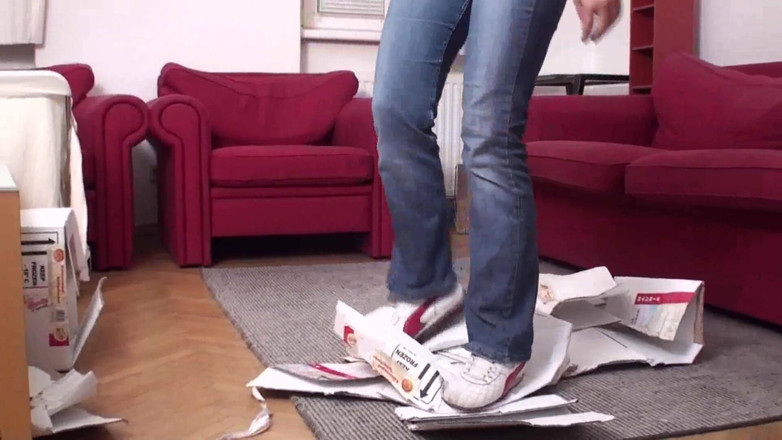 Foot Girls: Oturma odasındaki kutuları çiğneme
