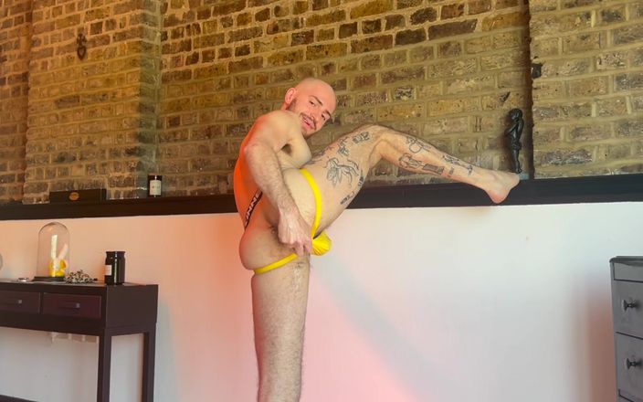 davidedpxxx: Geburtstags-Bash: Dehnen sie meinen fetten arschkuchen mit Xxl Plug &amp; faust