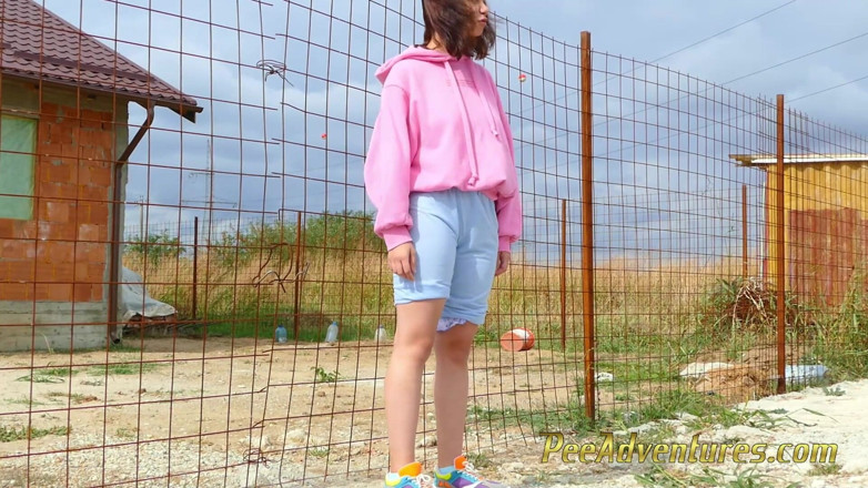 Pee Adventures: Çaresiz hipster kız işemek için çok çabalıyor