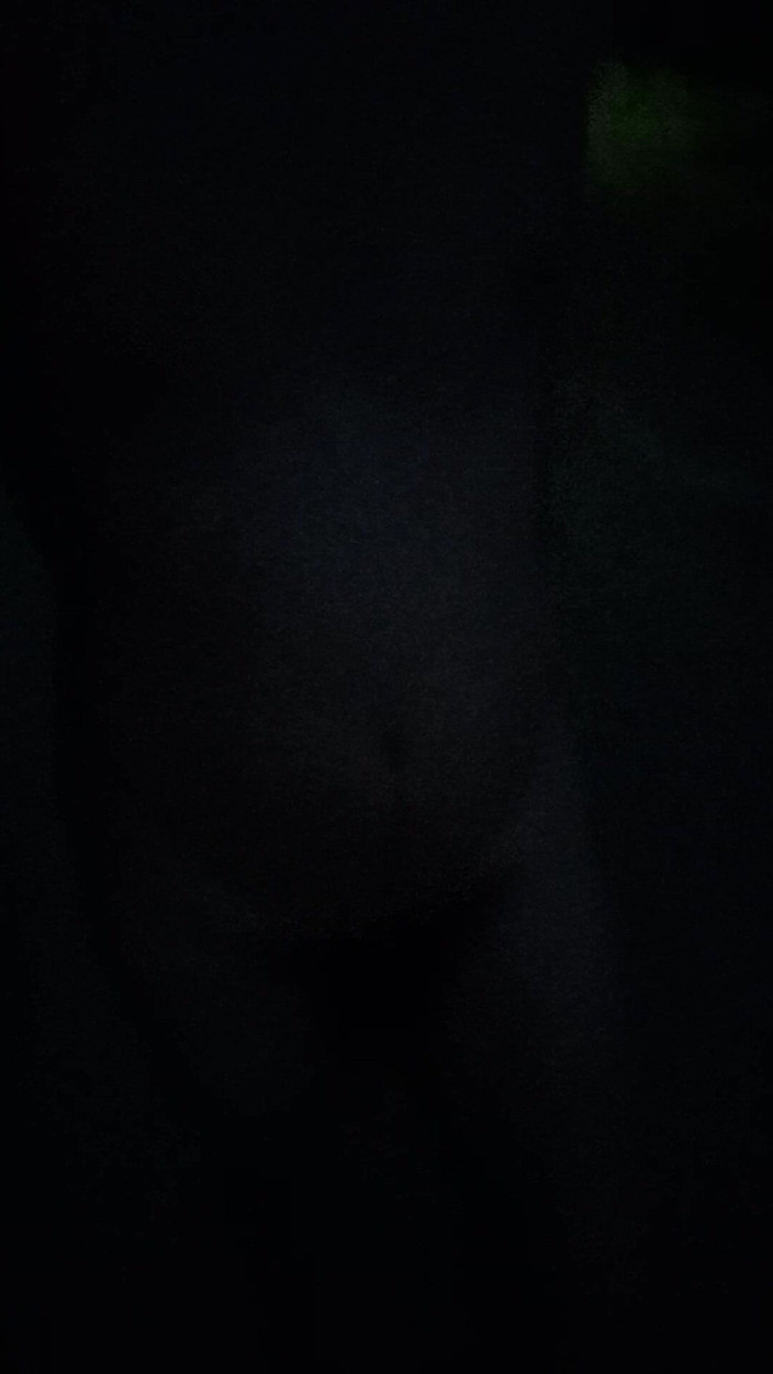 Deepthroat260: 暴露狂之夜户外裸体男孩走路