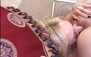 Hot Girlz: Deux adolescentes blondes excitées se lèchent la chatte et se...