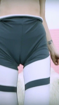 Melody 004 - Ciasne anioły - chuda laska z najdoskonalszą dupą udo Hooters i Puffy Cameltoe Pussy!
