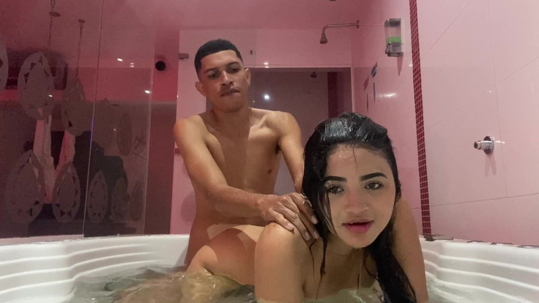 Yohamedi: 在按摩浴缸里操我的继妹