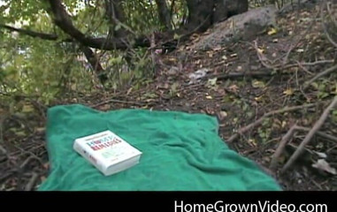 Homegrown Outdoor Sex: Plachá blondýnka Amber je ošukaná v lese
