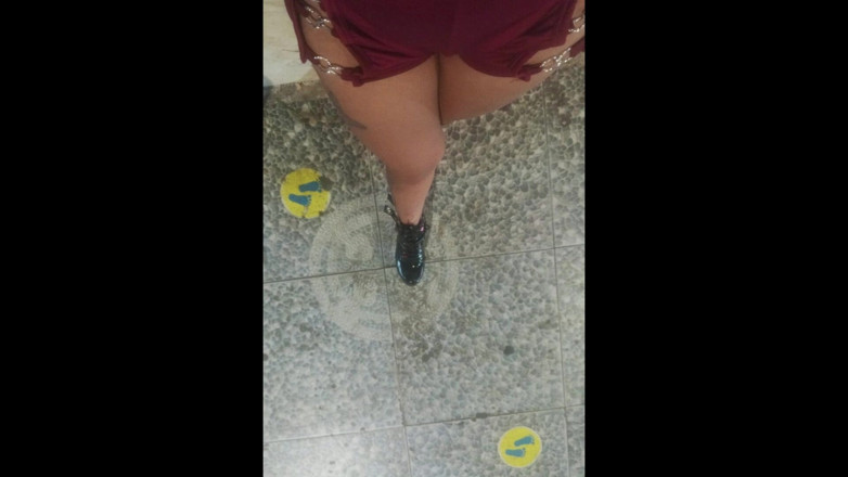 Jhodez1: Sokaklardaki minik yüksek boylu kız fotoğraf gönderiyor ve vids tıraş...