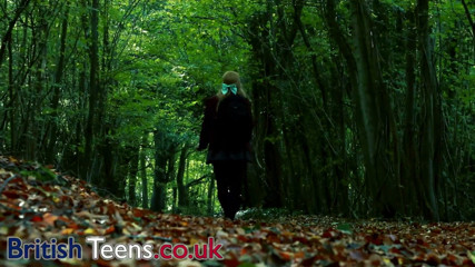 British Teens: Victoria Greene'in ilk sahnesi - ormanda dildo