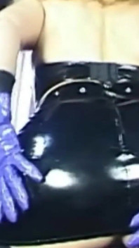 Uită-te la această dominatoare franceză jucând cu pizda ei în latex