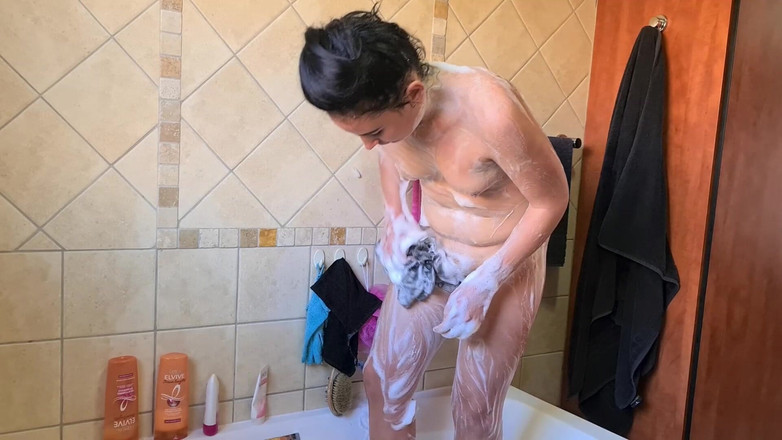 domslutfucker: बड़ी गांड छोटे स्तन वाली रंडी गर्म साबुनी स्नान का मजा लेती है, क्लोज अप