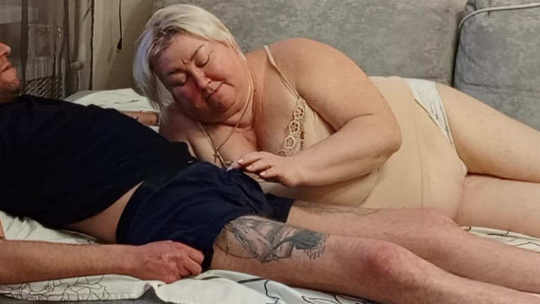 Zona901: Nienasycona macocha ssie kutasa i połyka spermę