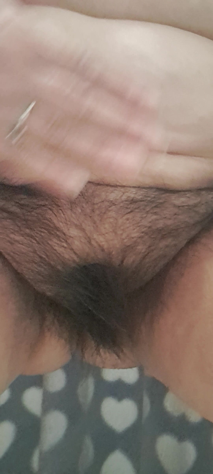Mommy big hairy pussy: 我把尿液滴在她的阴毛上