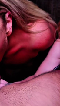 La sesión de porno de lesbianas se convierte en un hardcorethreeesome