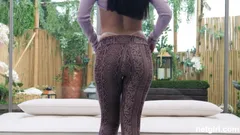 Fitnessbabe met gevormde kont wordt gevuld met een grote blanke pik