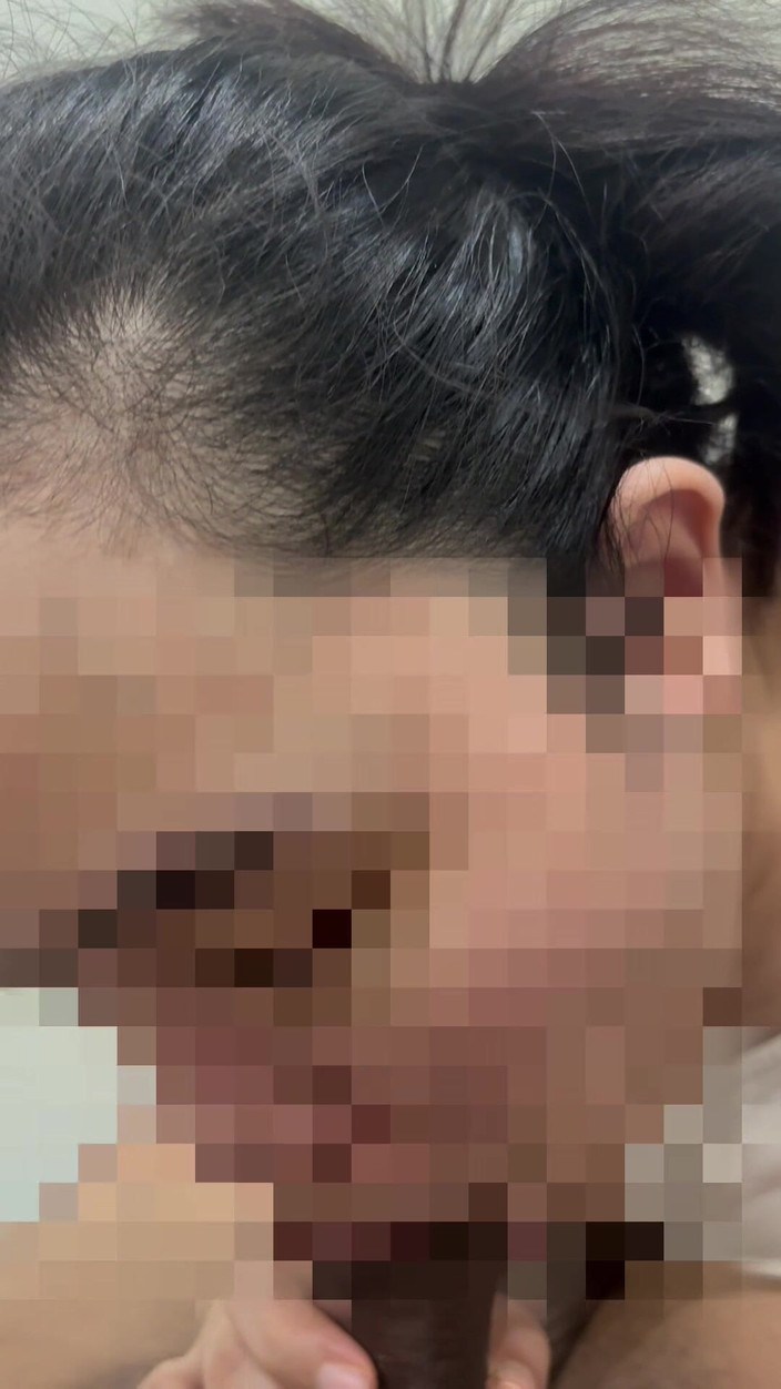 Mommy Puchong: Aku suka kontol besarnya di mulutku