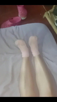 Medi ukazuje své nohy v krátkých ponožkách a ohonu