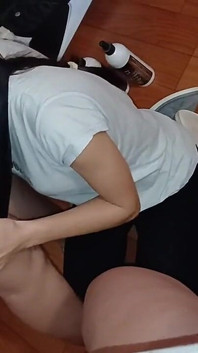 Abbiamo scambiato posti con la mia vicina e la mia ragazza lecca la sua figa e io guardo e mi masturbo