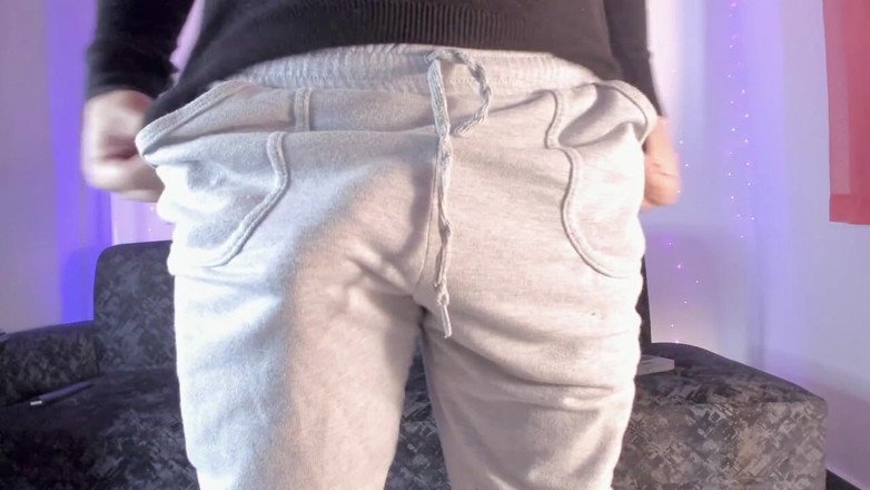 Tomas Styl: ラティーノがグレーのスウェットシャツの中でお腹を見せる