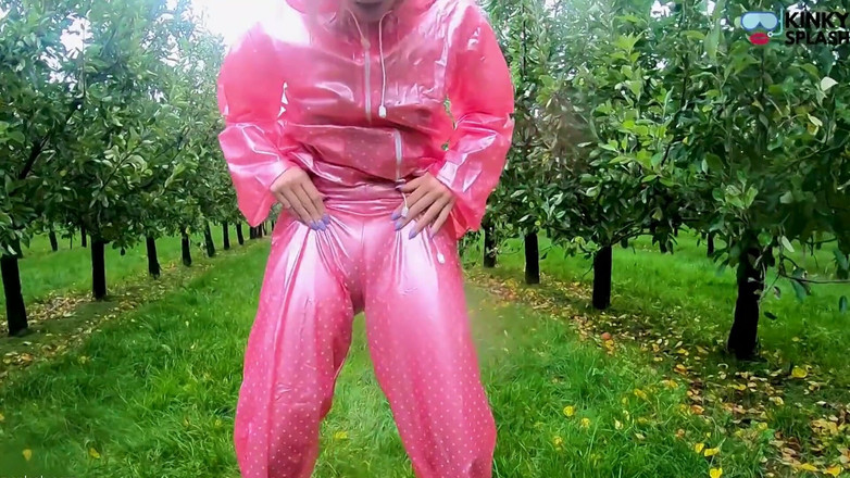 UKCuteGirl: Les vêtements de pluie transparents de Lucy et sa chatte...