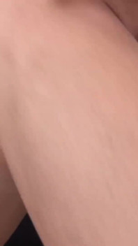 Fată brunetă uimitoare călărindu-i pula groasă