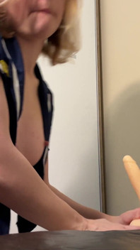 Die himmelhohe Uwu Stewardess wird nach der landung frech