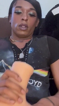 Ebano trans trans trans sborrata da sola sega grande cazzo nero