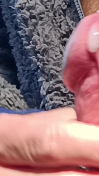 Onesie onesie si cewek pesuruh kontol besar ngocok kontol di luar ruangan sampai muncrat - close up
