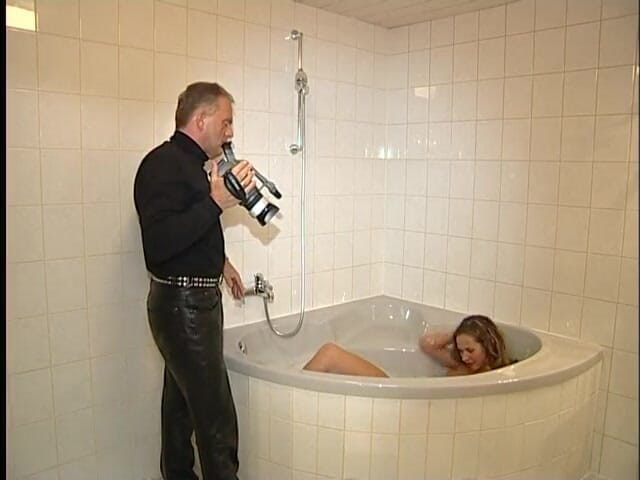 Slutty Teenies: Ragazzina sexy ama fare il bagno e posare per la...