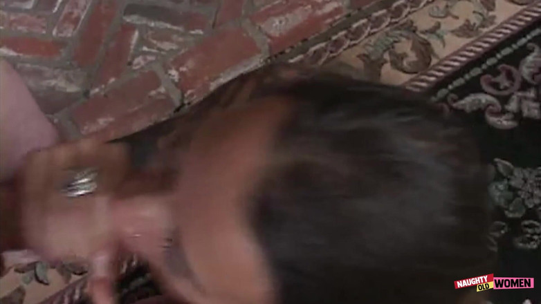 Naughty anal fuck: 카메라에 그녀의 밀프 펠라 기술을 과시하는 흥분 오디션을 사랑 갈색 머리 Mona 사랑