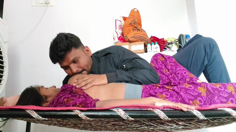 Premi pooja: Gav ki ladki aaur pados ka ladka purane ghar me...