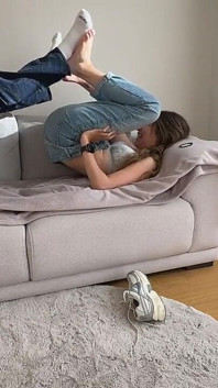 2人のレズビアンは強い臭い足の女性レスリングの試合を持っています