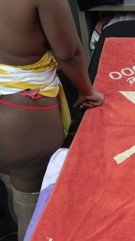 Tyst orgasm för sexig svart fru på massagesängen