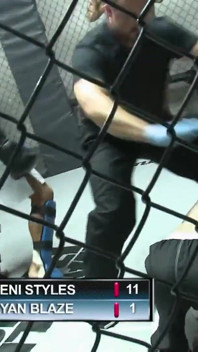 Celui qui gagne sur le ring baise la belle blonde