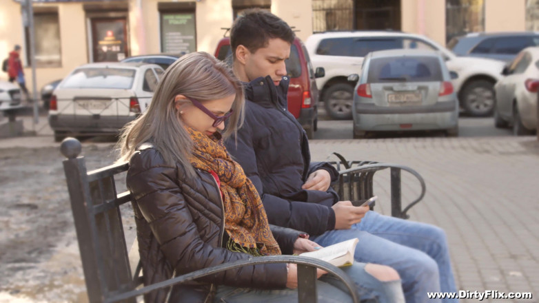 She is Nerdy: Миниатюрная ботанистая телочка обожает секс