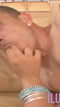 Zezadu s kouřící sexy brunetkou na vysokých podpatcích