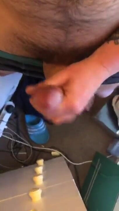 Big Cock Benni Plays: Ma grosse bite, douche de sperme rapide