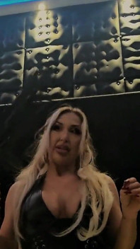 Sheela Sinner Met Lange Nagels Geoliede Lichaam Kietelende Bondage Op Het Rek Deel 2