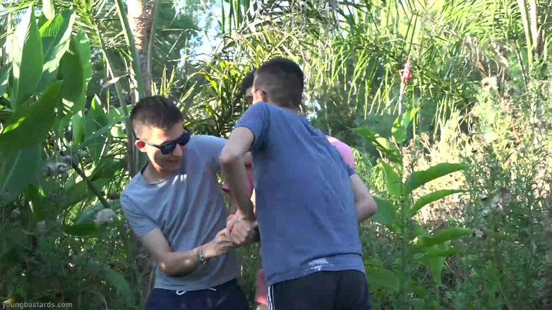 Kinky Twink: Xl genç deliği paylaşıyor