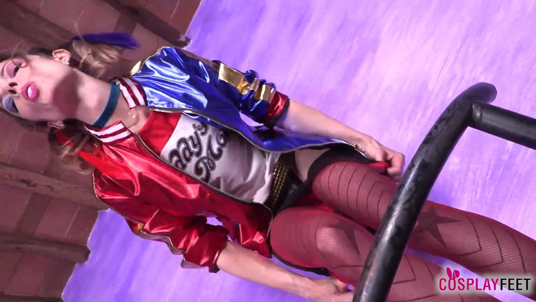 Feet & Cosplay: Mermaid yang menakjubkan dalam pakaian cosplay super seksi Harley Quinn