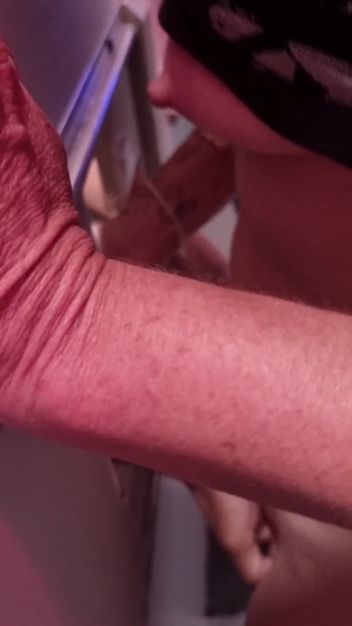 R b hubby: Evli kadın delikten çıkan seviyor