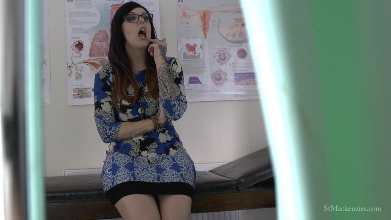 St Mackenzie's Archive: Miss Hendrix bermain dengan pepeknya mengetahui awak menonton