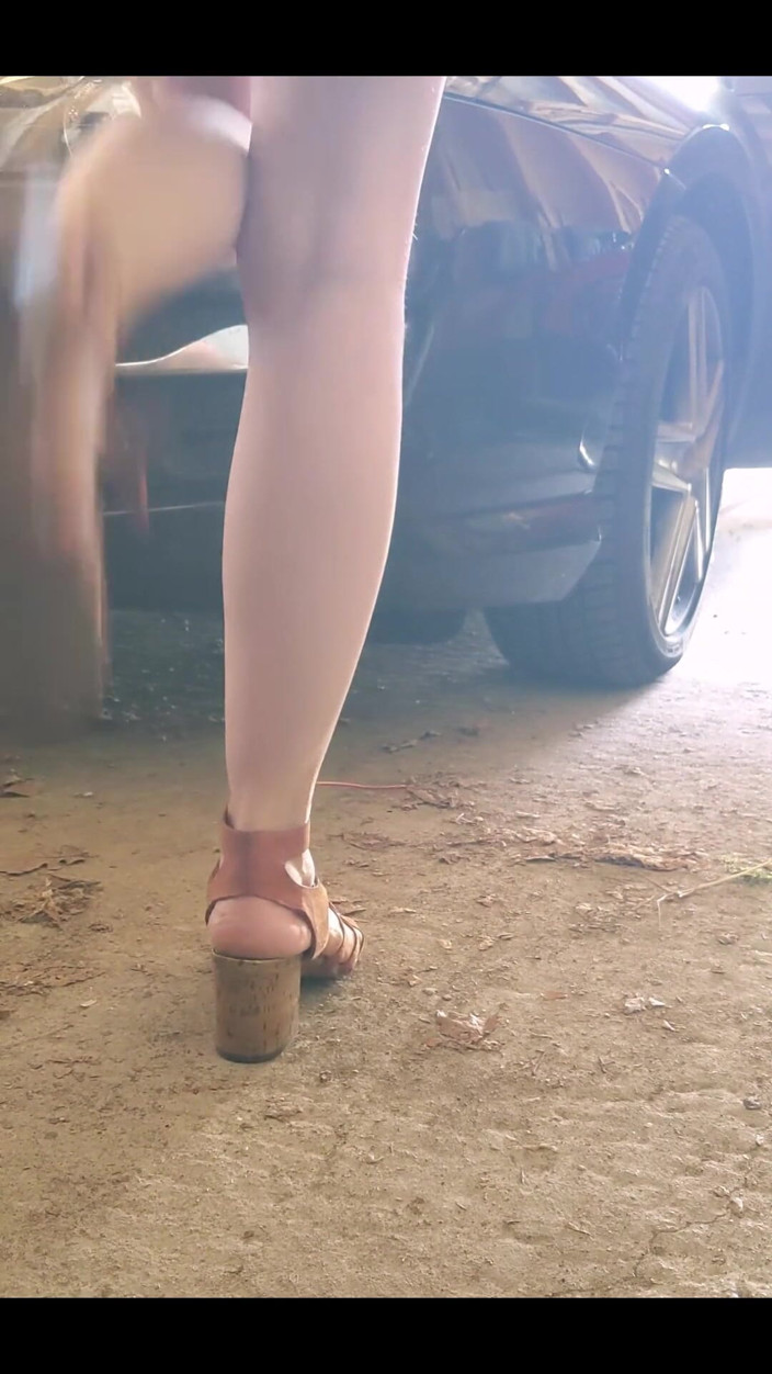 Lilux69: Skoro jsem čůrala v autě