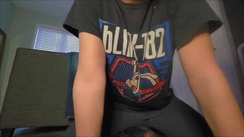 Kinkytwinkpamps: Un twink blond te lèche et t’embrasse