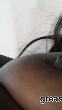 Ebenholz-amateurin Marie Star im schwarzen tanga-bikini ölt ihren schwarzen hintern ein und masturbiert mit vibrator