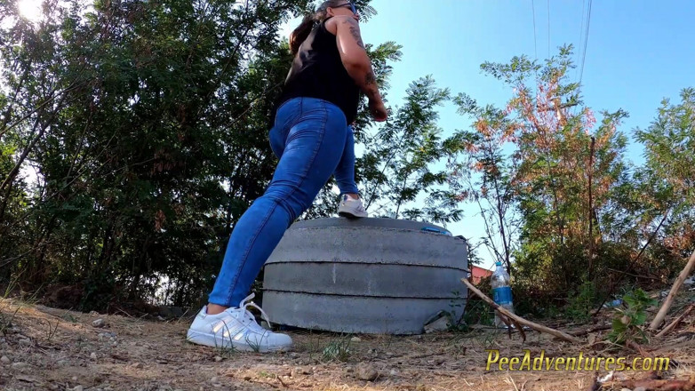 Pee Adventures: Venkovní fitness ji nutí čůrat do kolíku